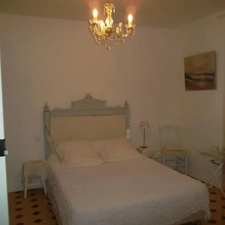 Pensión Aux Roses De L'etang