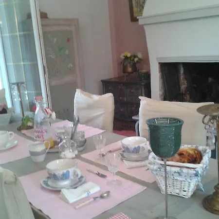 Maison d'hôtes Aux Roses De L'etang *