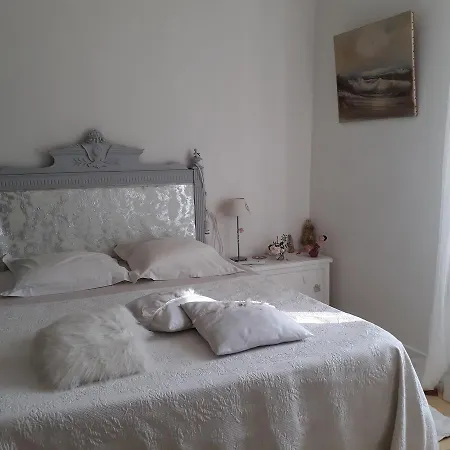 Aux Roses De L'etang Guest house