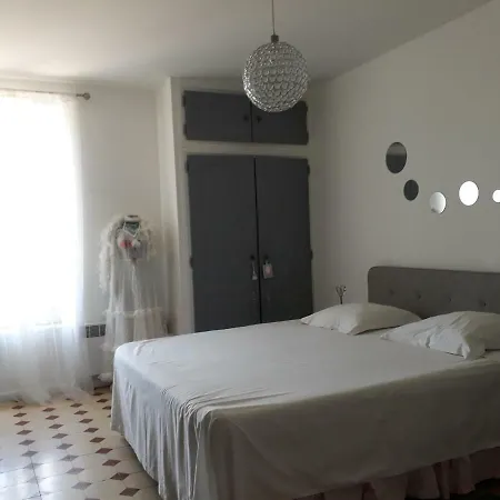 Aux Roses De L'etang * Capestang