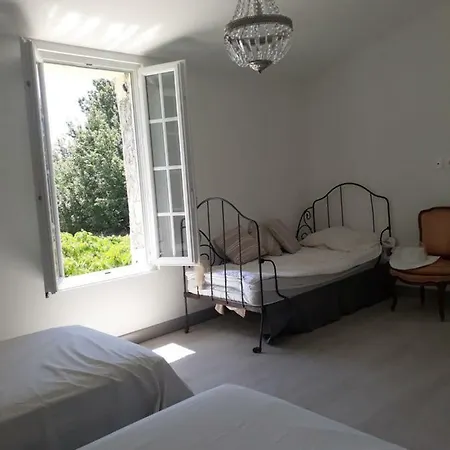 بيت ضيافة Aux Roses De L'etang كابيستانج