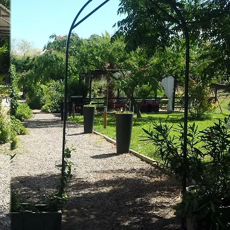 Aux Roses De L'etang * Capestang