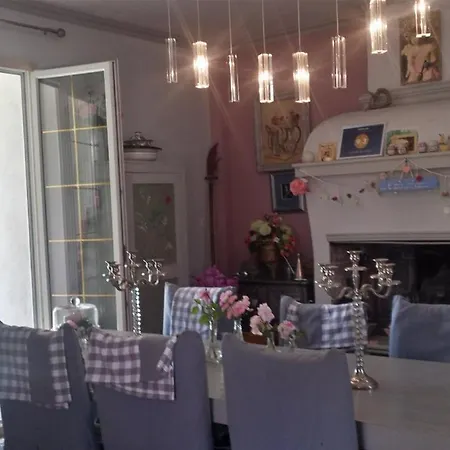 Aux Roses De L'etang