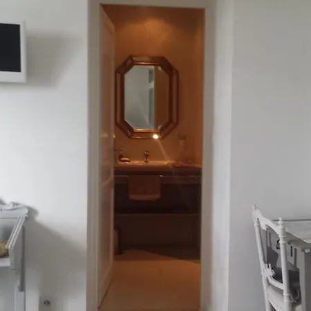 Aux Roses De L'etang Guest house Capestang