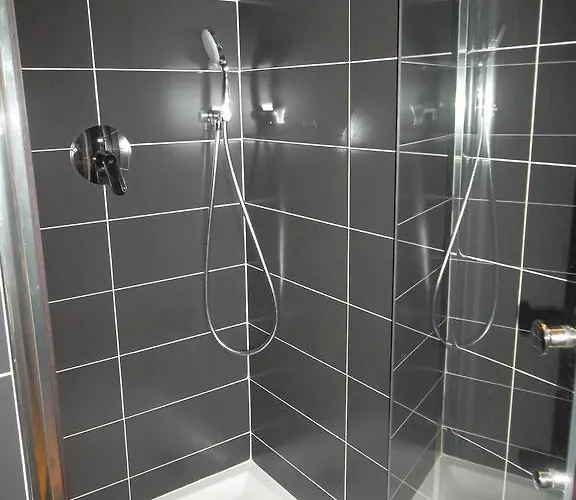 Aux Roses De L'etang