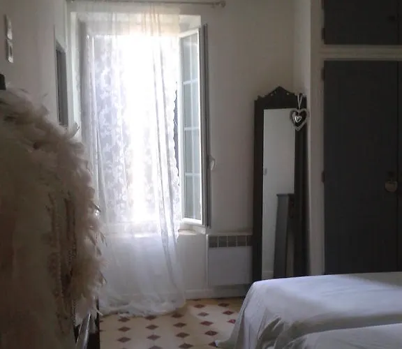 Aux Roses De L'etang Capestang