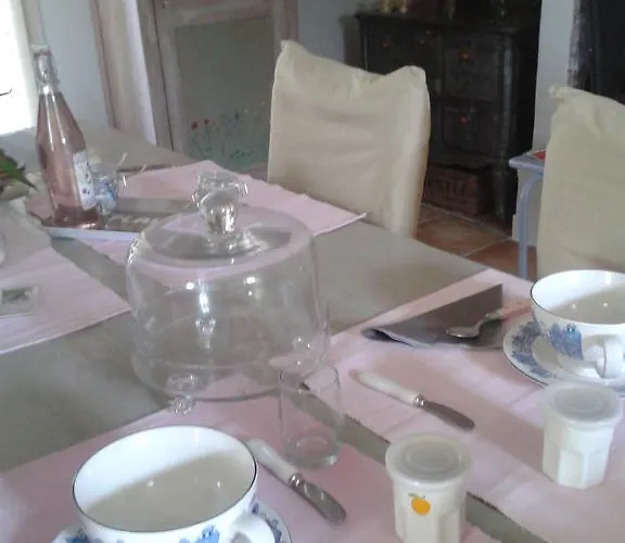 Aux Roses De L'etang