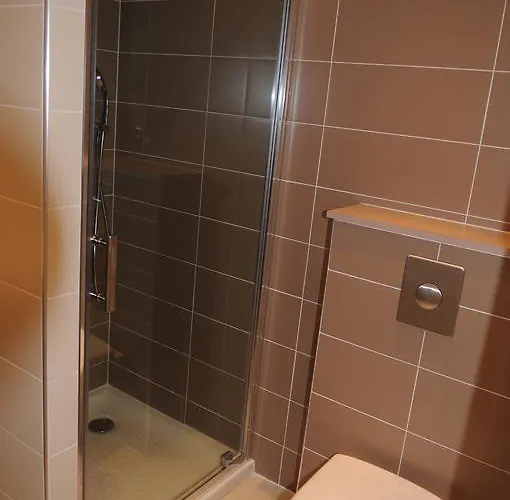 Aux Roses De L'etang