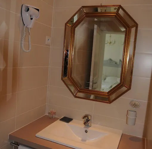 Aux Roses De L'etang