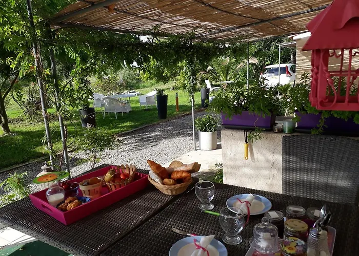 Aux Roses De L'etang Πανσιόν Capestang