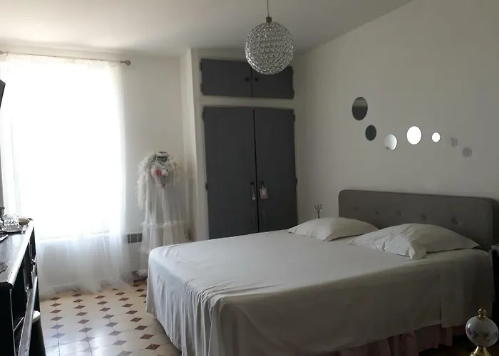 Aux Roses De L'etang * Capestang