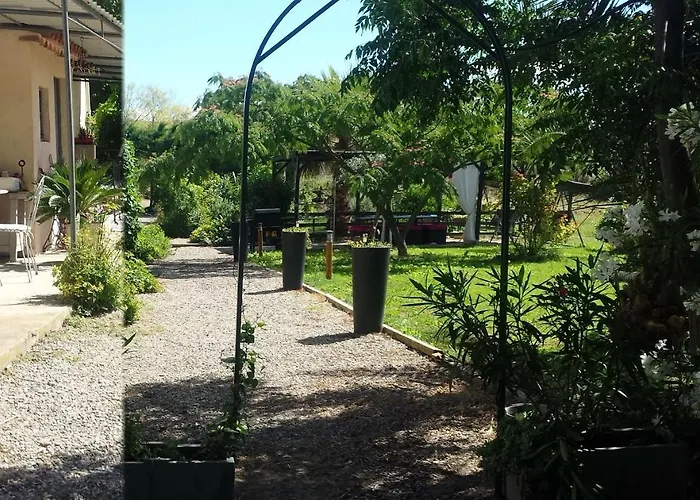 Aux Roses De L'etang * Capestang