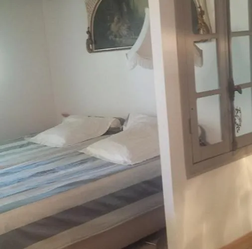 Aux Roses De L'etang * Capestang