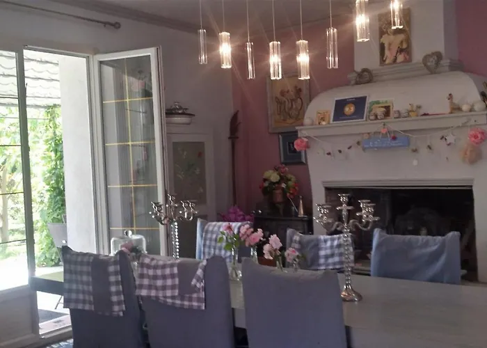 Aux Roses De L'etang